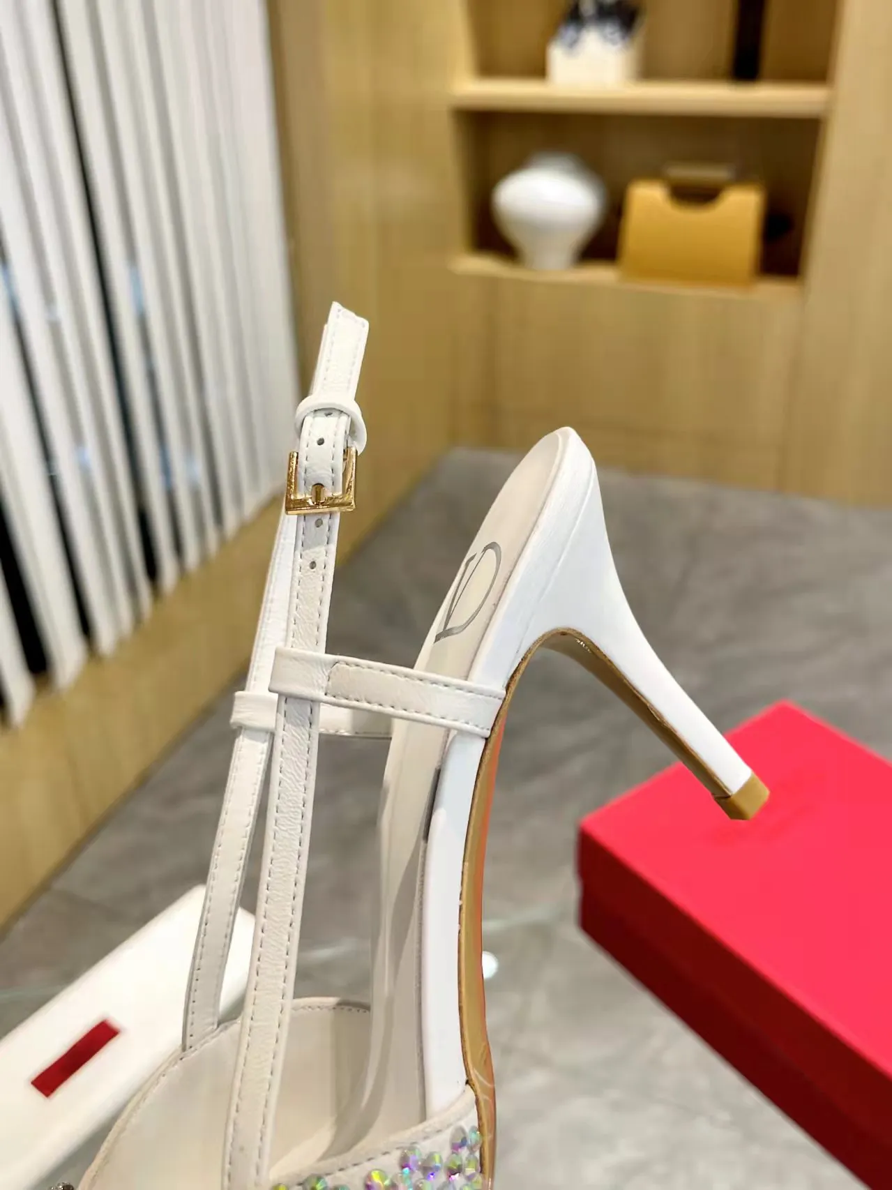 👟👟Ex-factory price 440👟👟 Genuine leather sole + 40 Kloesch diamond buckle Valentino.Valentino big v buckle single shoes ㊙️Latest series of counter genuine version with perfect details. Authentic products are made one to one. All details are consistent with genuine ones. The upper foot is very pedicure type. The key point is that it is very good and easy to control. It does not wear the feet and does not tire the feet. It is a walking artifact. The last shape is completely compared to the counter. The details are perfect. It is impossible to make such an exquisite product without the original version. Exclusive molded brass color. The highest version on the market. Fabric: imported sheepskin, lining and foot pads are all sheepskin. Color: 13 colors available. Sizes (34 to 42). Customized size 34 and 42. Non-returnable and non-exchangeable. Heel height: 7CM. Rubber sole. Genuine leather sole +40